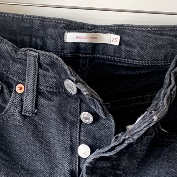 Levi’s, faded black Wedgie skinny ankle cut denim in size 25 - Picture 2 of 13